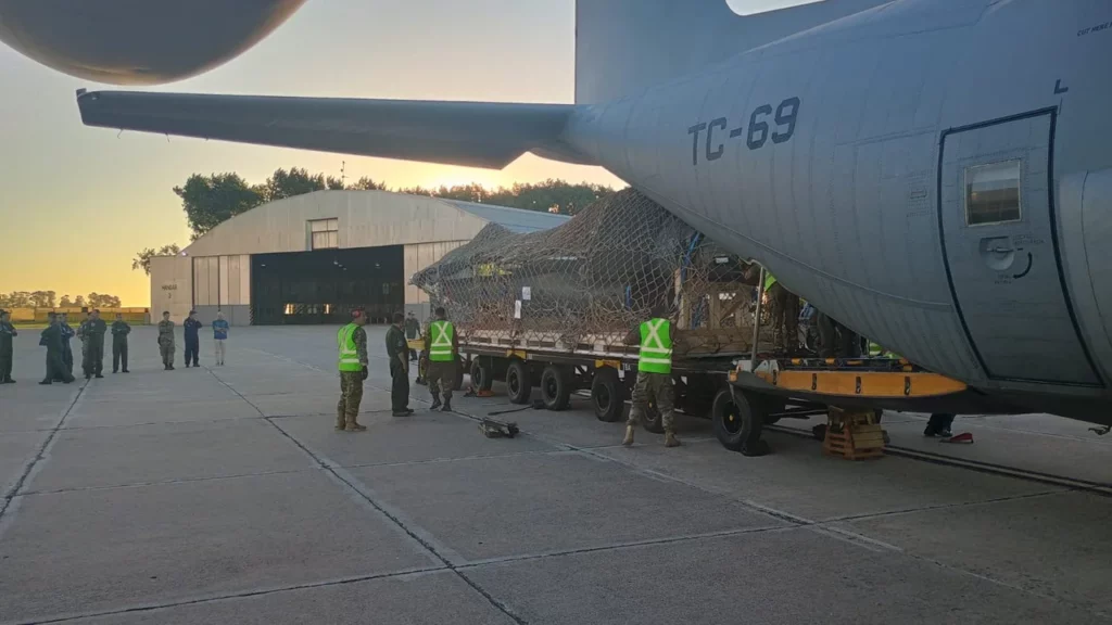 Llegó el fuselaje del primer avión F-16 para la Fuerza Aérea Argentina -  RedBoing